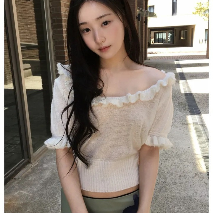 Korean-Style One-Shoulder Puff Short-Sleeve Knit Top, Slightly Sheer, Waist-Cinching, Short, Off-Shoulder, Gentle White Slim-Fit Blouse