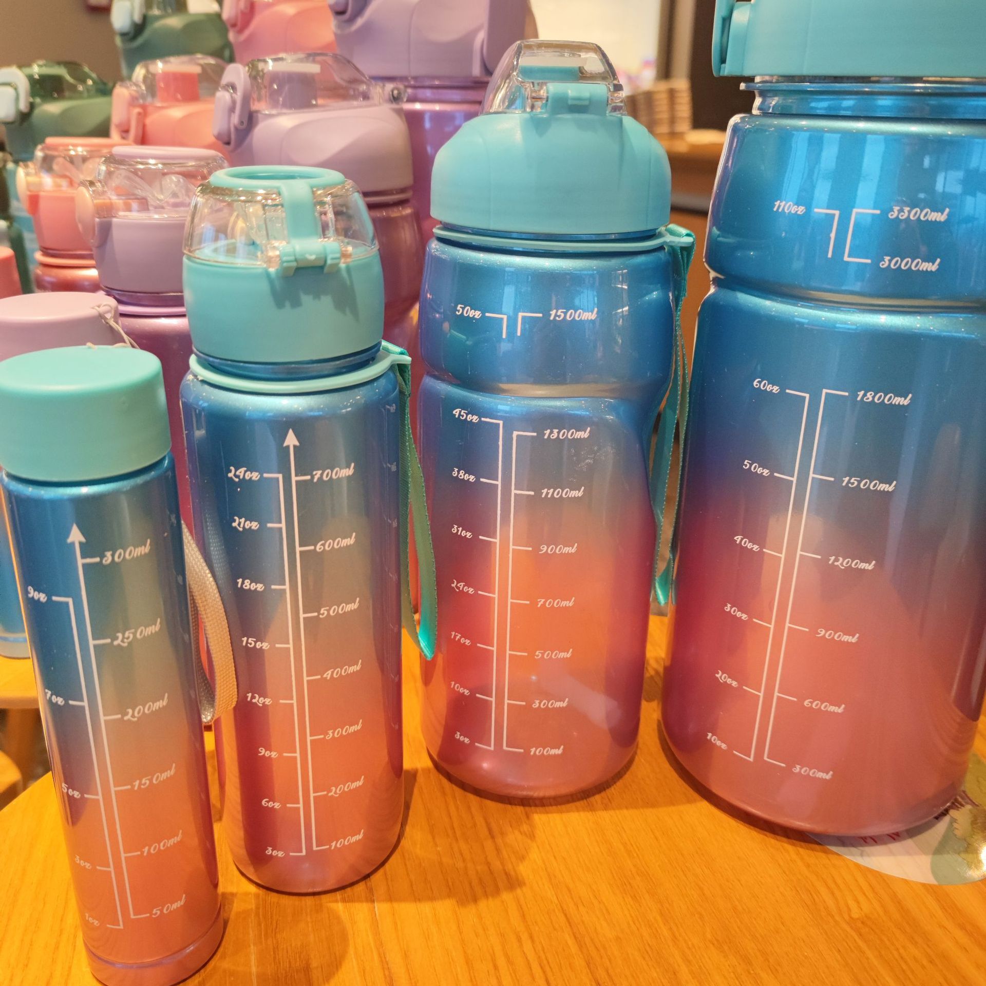 Resalte gradiente de color plástico paja taza de agua de cuatro piezas conjunto de gran capacidad de fitness deportes hervidor de agua mango portátil botella de agua