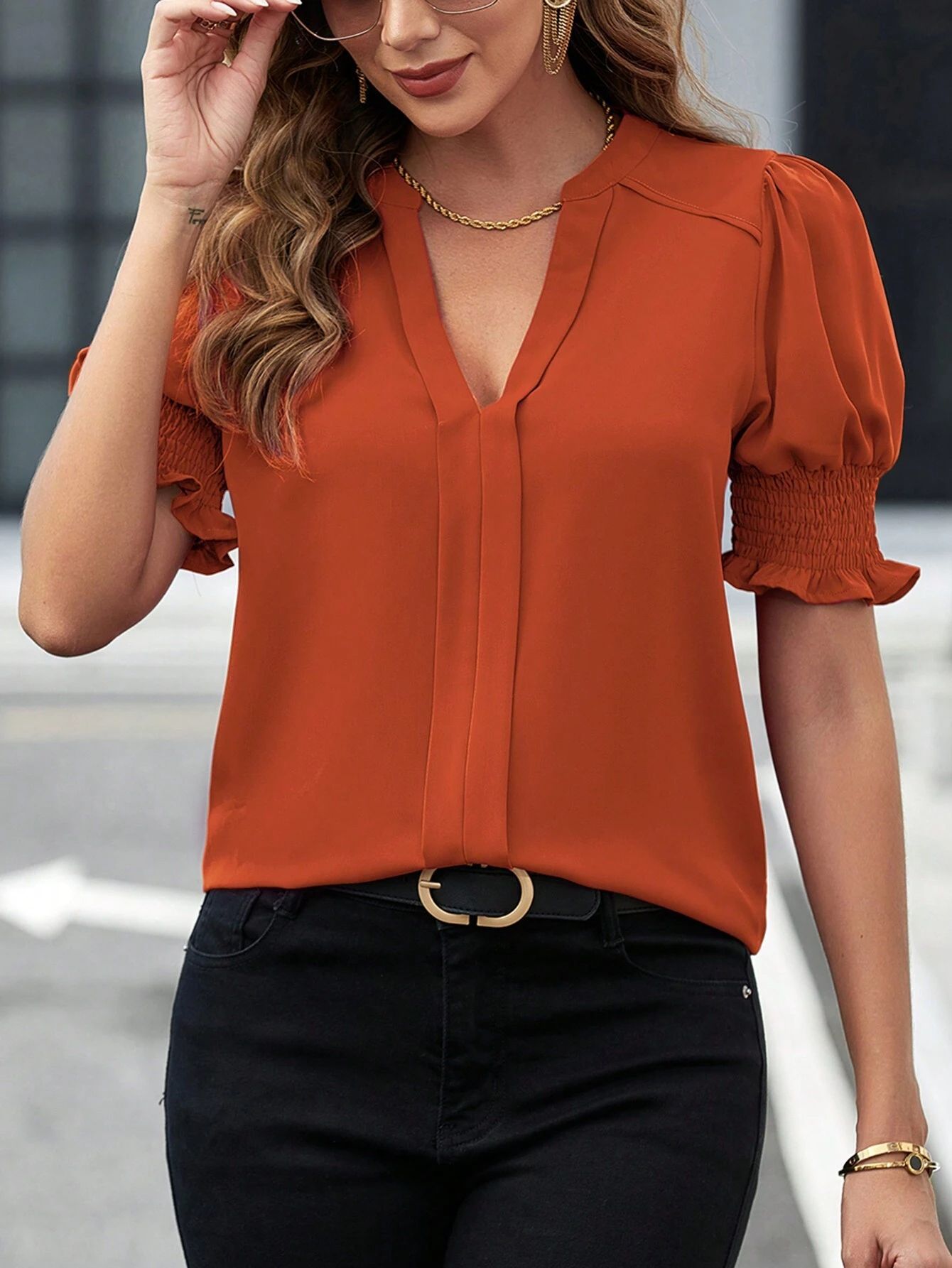 Camisa de mujer de color liso con cuello en V y manga abullonada, estilo nuevo de verano 2026, elegante, para comercio transfronterizo en Amazon entre Europa y América.