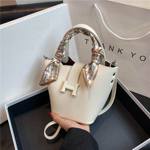 小众包包女高级感手提水桶包包女新款潮时尚流行荔枝纹斜挎包