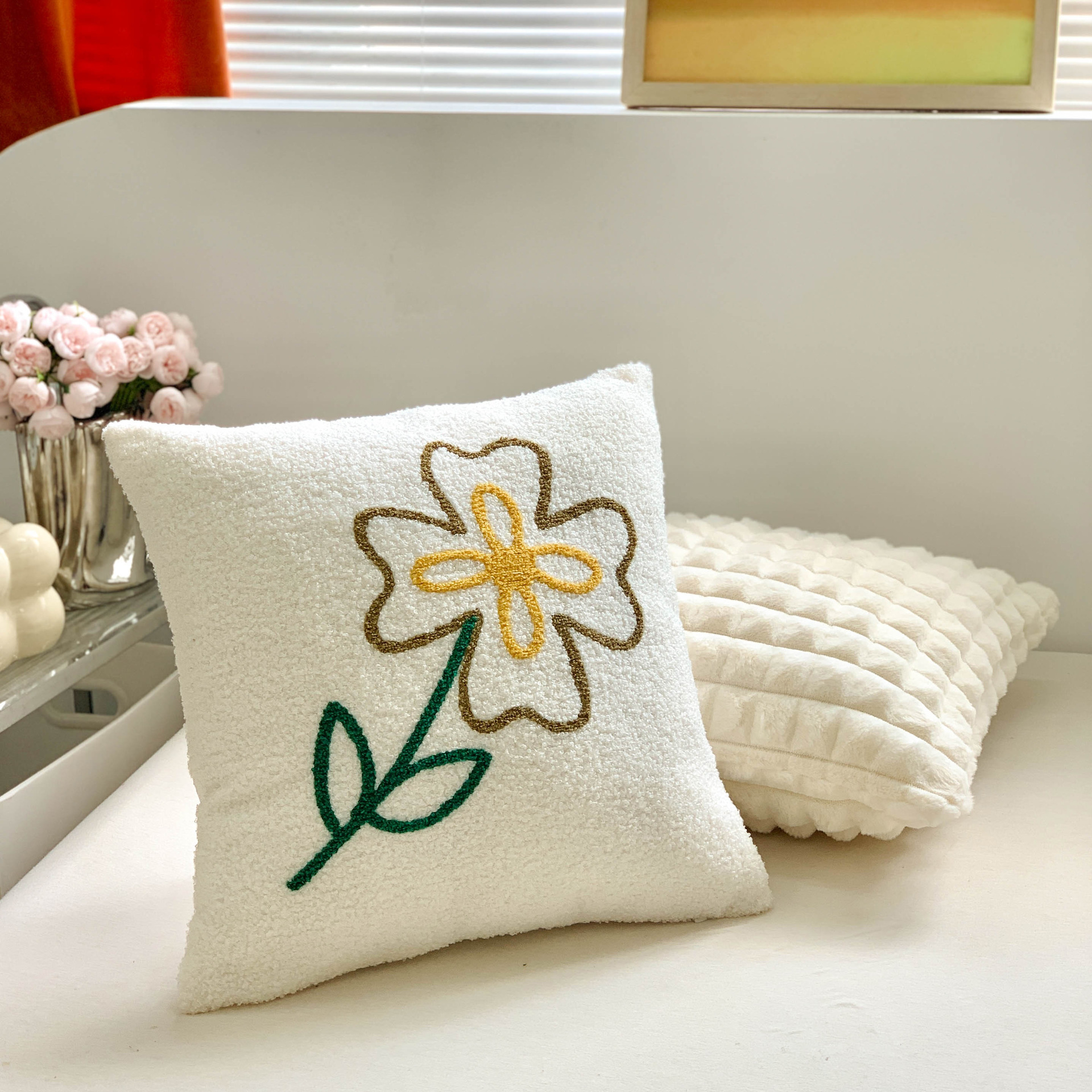 Cute Pastoral Flower Plush Throw Pillow display picture 7