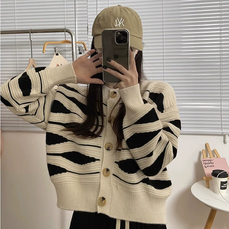 Осенний и зимний новый корейский школьный стиль V-образный воротник с контрастным цветом нерегулярный полосатый пиджак короткий вязаный свитер женский кардиган