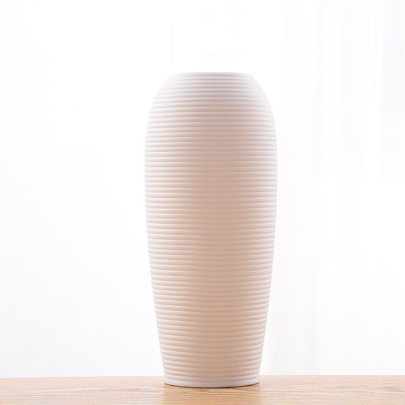 陶磁器の白い色は小さい花瓶を焼きます。|undefined