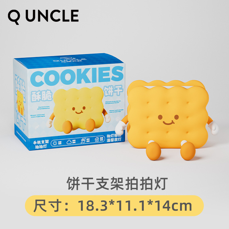 サンドイッチの午後のお茶の夜の明かりはテーブルのベッドの上の雰囲気を飾っています。|undefined