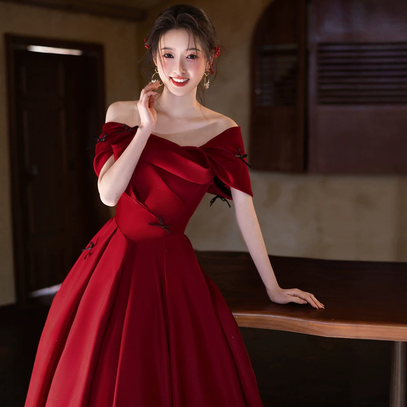 Off-the-shoulder design toast dress 2026 new model for brides, weddings, and engagements, burgundy vintage gown, elegant and slimming Off-the-shoulder design toast dress 2026 new model for brides, weddings, and engagements, burgundy vintage gown, elegant and slimming