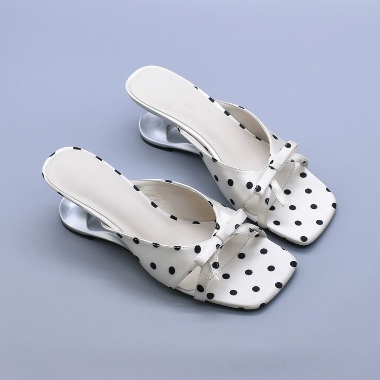 Temperamento especial tacones de arco zapatillas para mujeres 2026 verano nuevo estilo francés sandalias de cabeza cuadrada