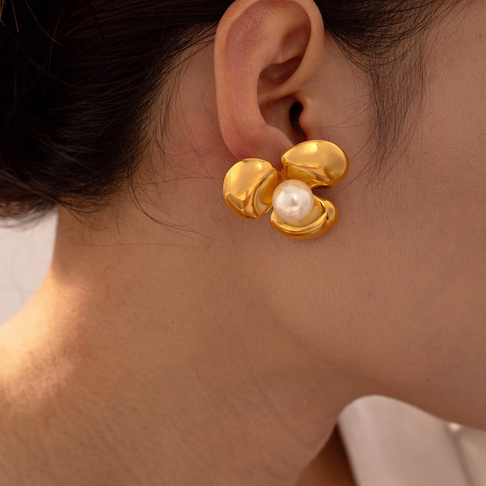 Quadratische Ohrringe mit zuckerartiger Blütenblattstruktur und Perlenbesatz, Damen-Ohrringe aus Edelstahl und passende Ohrringkombination_voghion.com