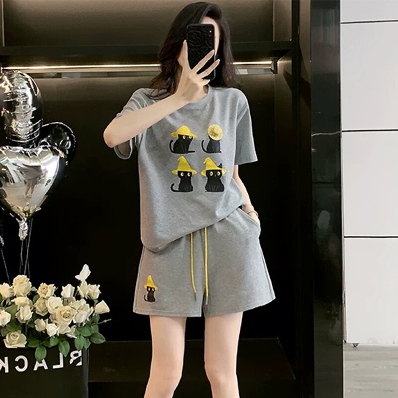 Summer Stylish and Youthful Casual Sports Suit for Women, Playful and Cute Gray Short-Sleeved T-Shirt and Shorts Two-Piece Set