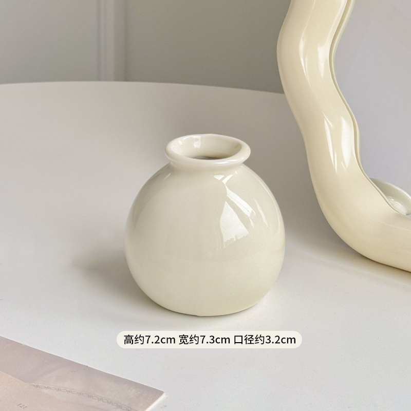 크림색 작은 둥근 병