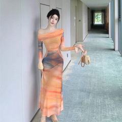 2025秋季新款落日扎染印花荡领连衣裙女气质修身收腰显瘦度假长裙