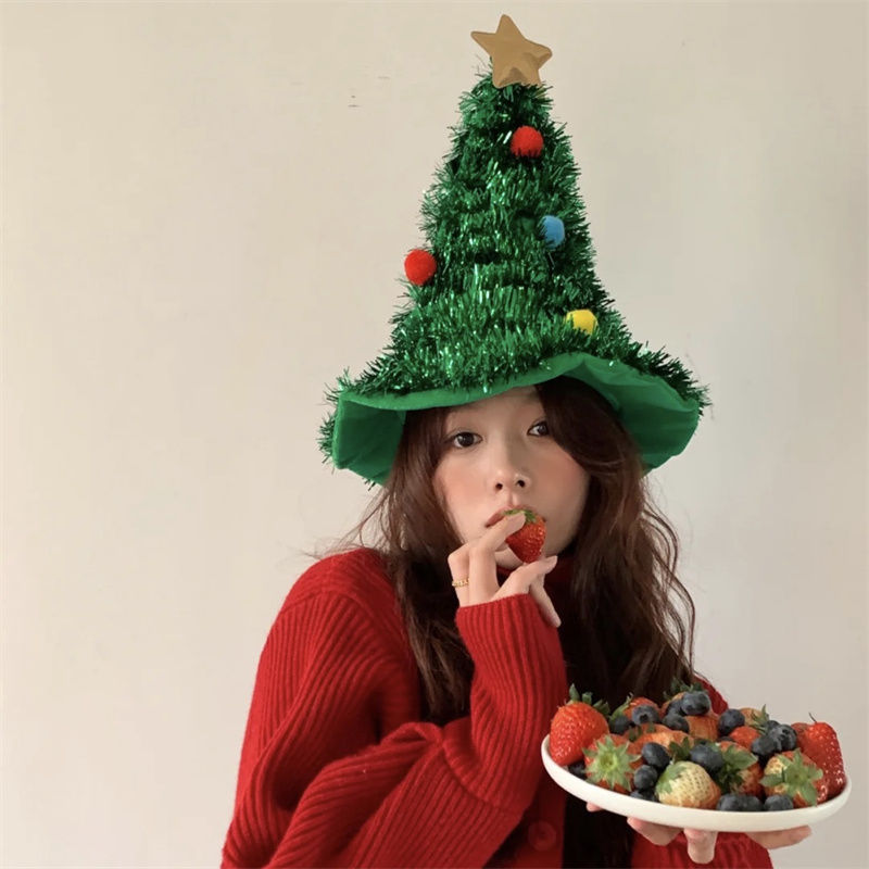 クリスマスツリーの帽子はクリスマスのプレゼントを飾ります。|undefined
