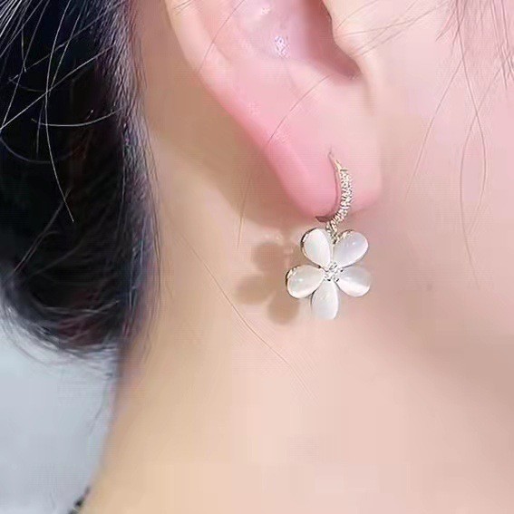 Estilo coreano nuevo temperamento de moda pequeño pendiente de flores frescas súper hada ópalo verde flor de cinco pétalos dulce oreja