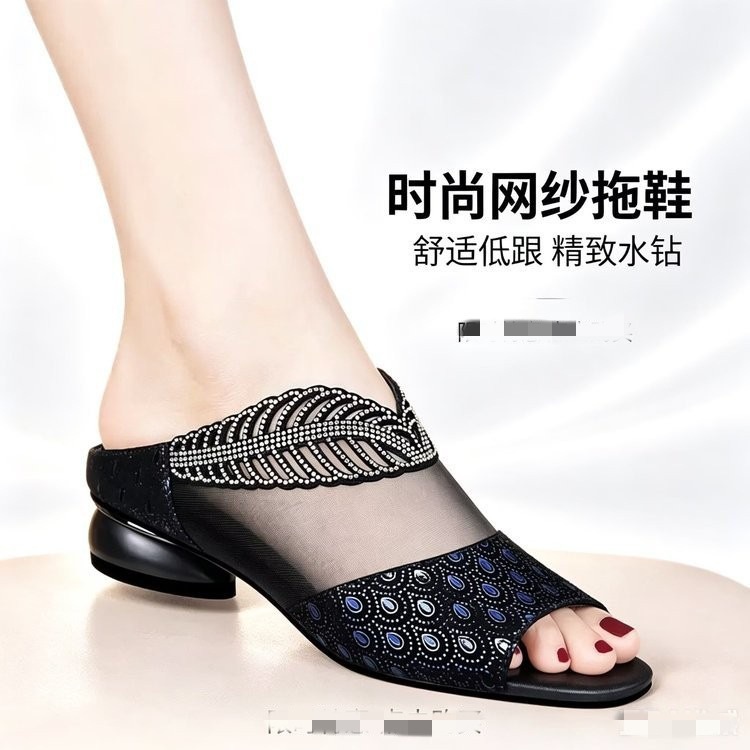 Zapatillas frías de tacón grueso para mujeres 2026 verano nuevo cuero de talón de malla de diamante exterior sandalias de moda temperamento
