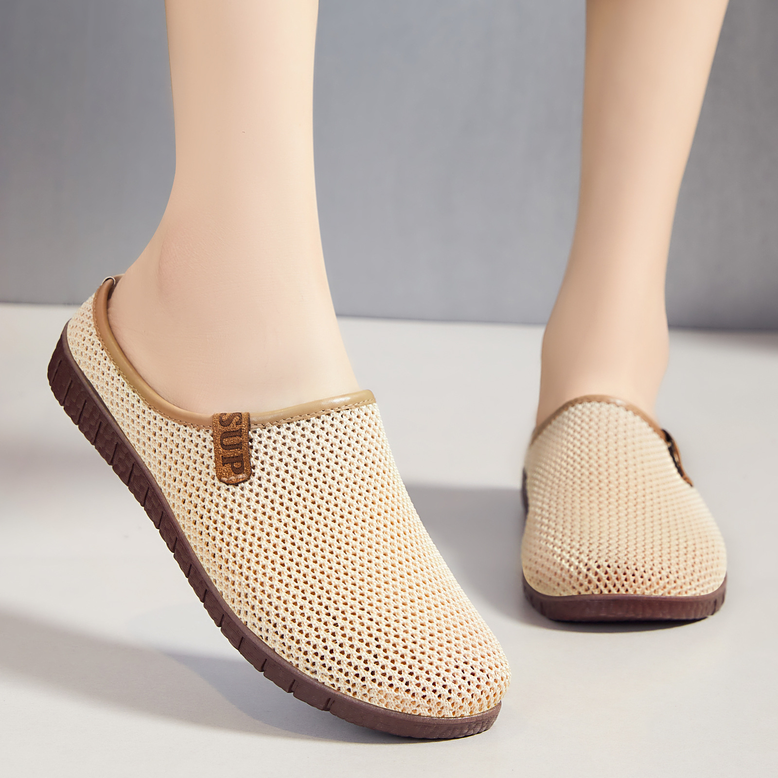 Zapatos de mujer, nuevo estilo de verano, sandalias transpirables de malla con punta cerrada, zapatos casuales cómodos de suela blanda para uso en exteriores, venta al por mayor.