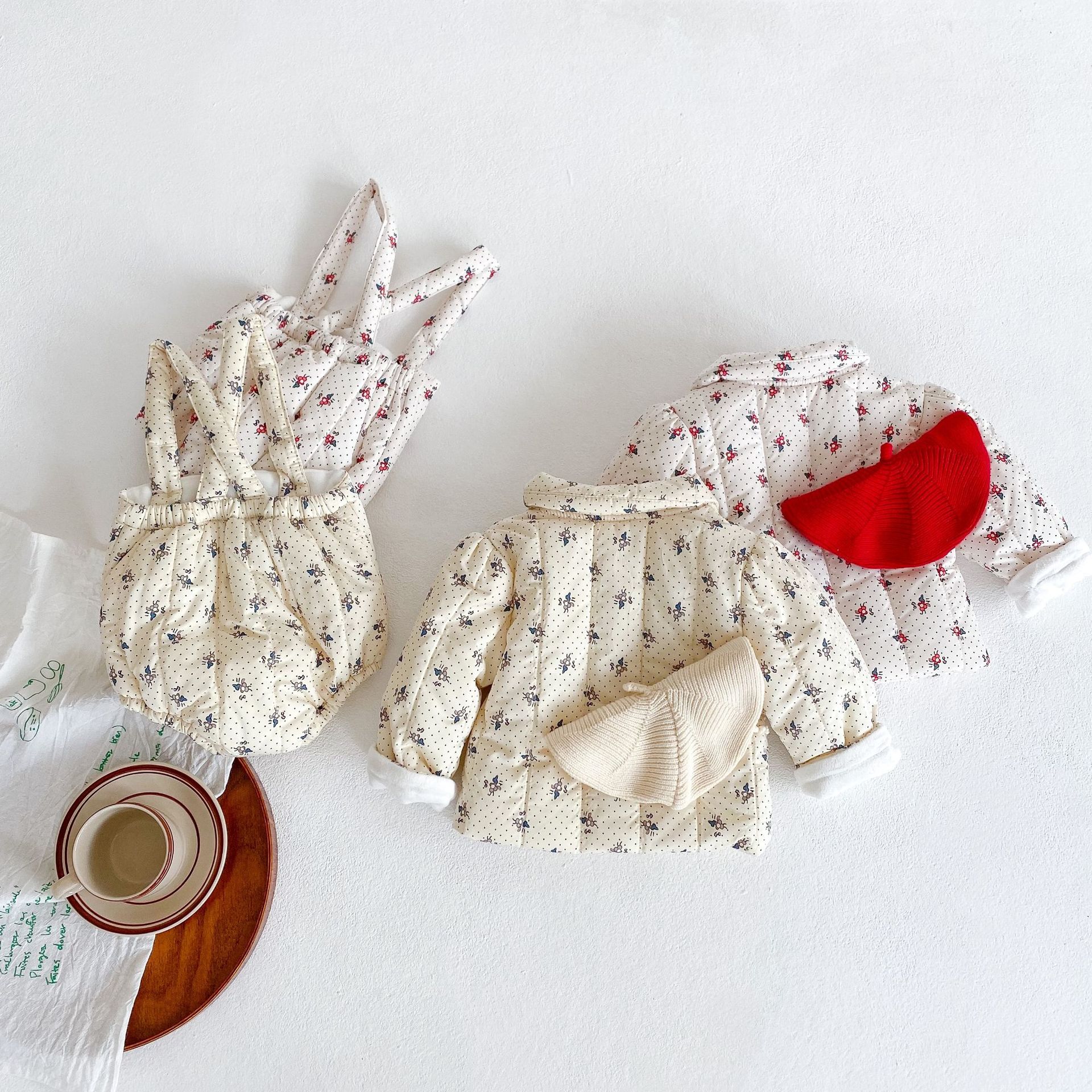 2024 Roupas para meninas Flor e veludo Casaco grosso + Alça Chapéu de bebê Roupas Crawler Conjunto de duas peças_voghion.com