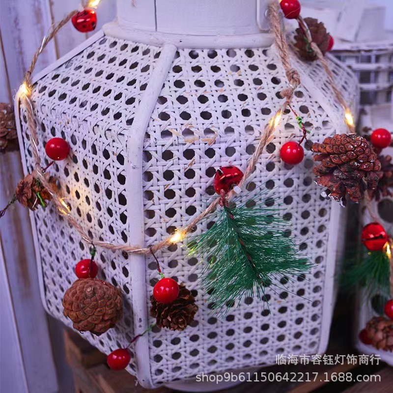 Directo de fábrica Fruta roja Campana de pino cono Cadena de luz aguja de pino Cadena DE LUZ DE Navidad decoración de vacaciones Vestido de Navidad Cadena de luz
