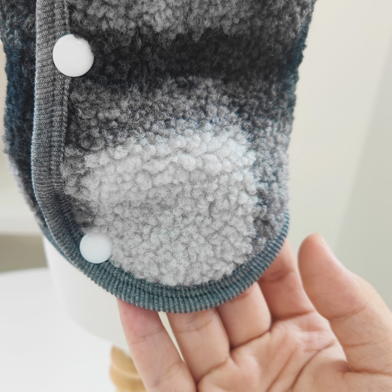 Ropa de perro otoño y invierno grueso felino grano chaleco de lana de espalda abrazadera de tracción perro pequeño peluche artículos de mascotas