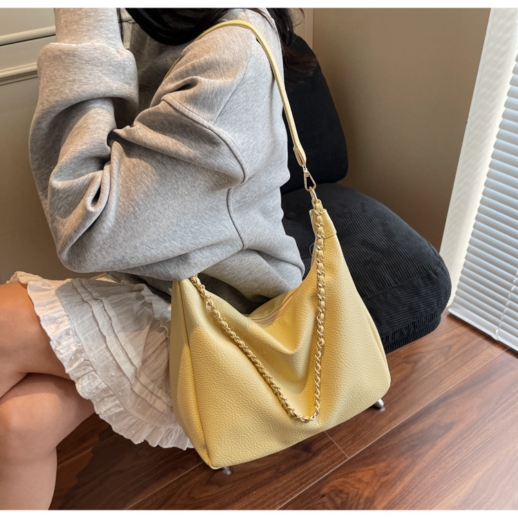 A niche, high-quality, large-capacity chain tote bag for women in the summer of 2025, a versatile and casual crossbody bag for students to commute to school undefined