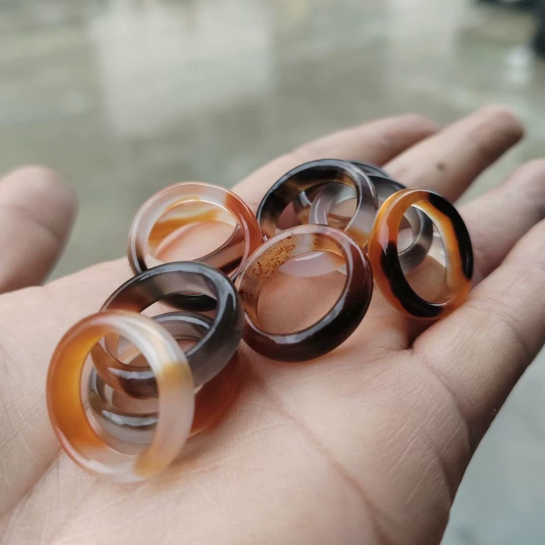 Оптовые продажи колец из натурального агата-халцедона для мужчин и женщин в розовом, синем, красном, черном и зеленом цветах, а также в многоцветных вариантах.