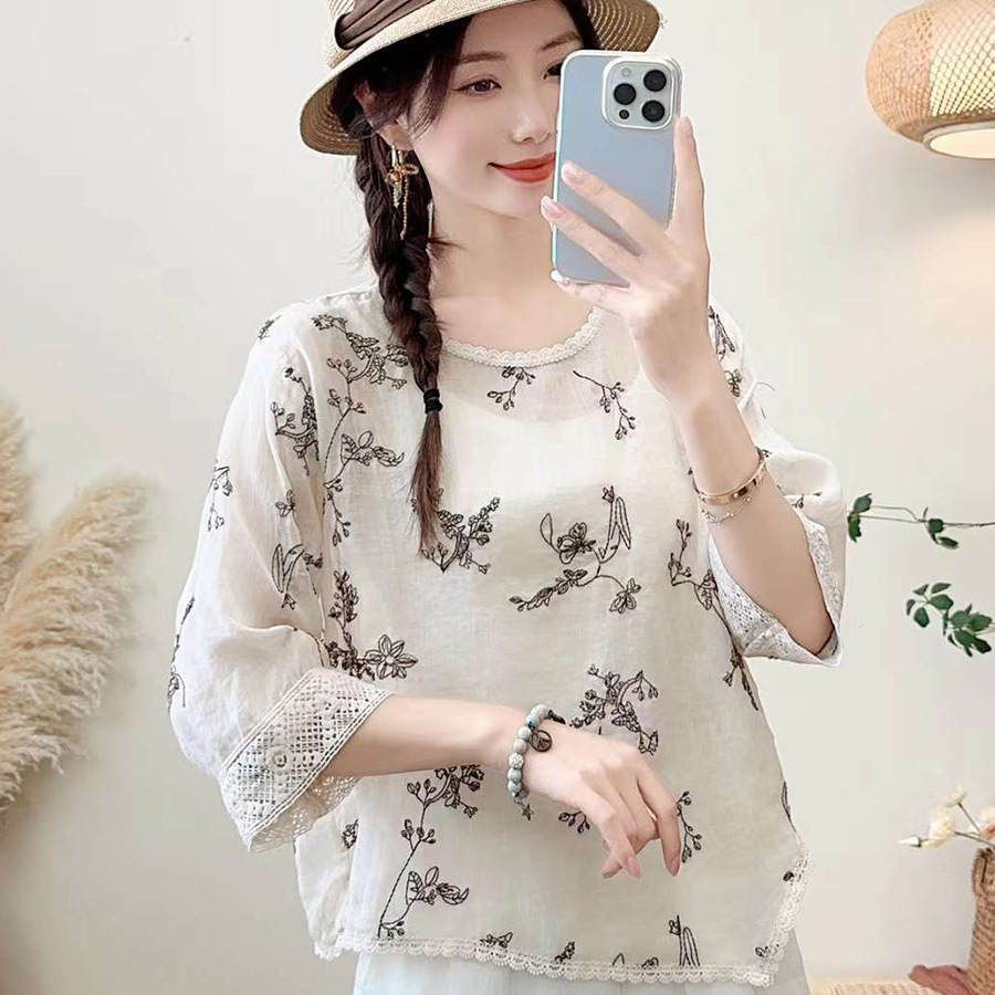Solid lace light and thin T-shirt with a round collar