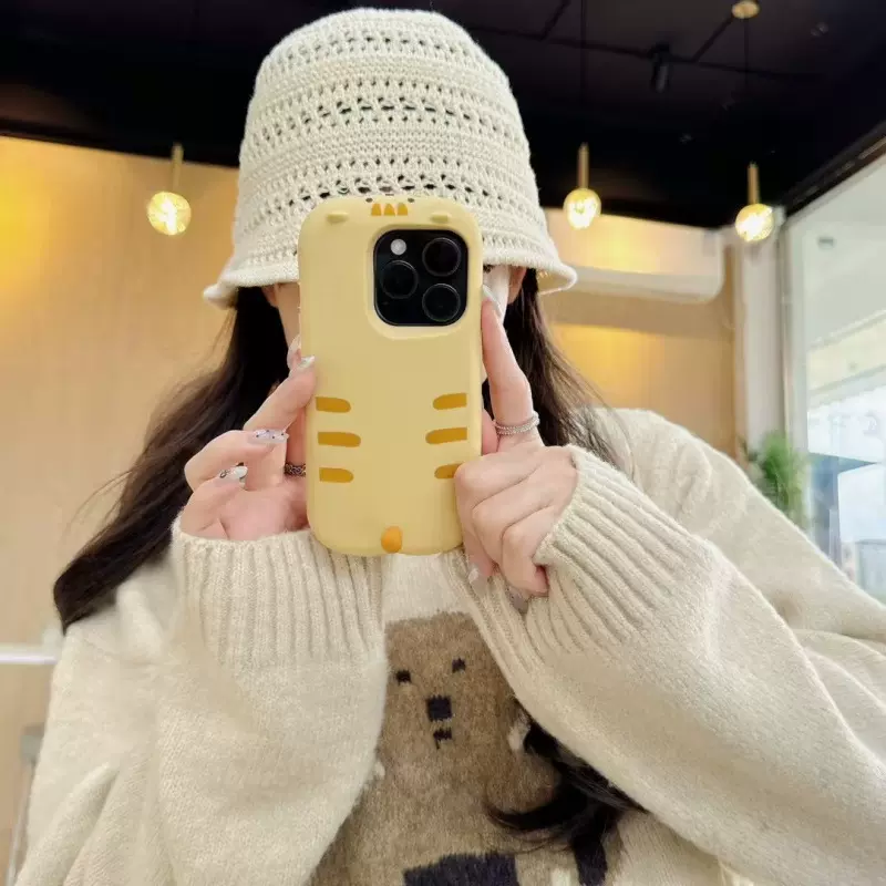 卡通可爱趴趴猫咪立体尾巴iPhone16苹果15适用13/14pro max手机壳