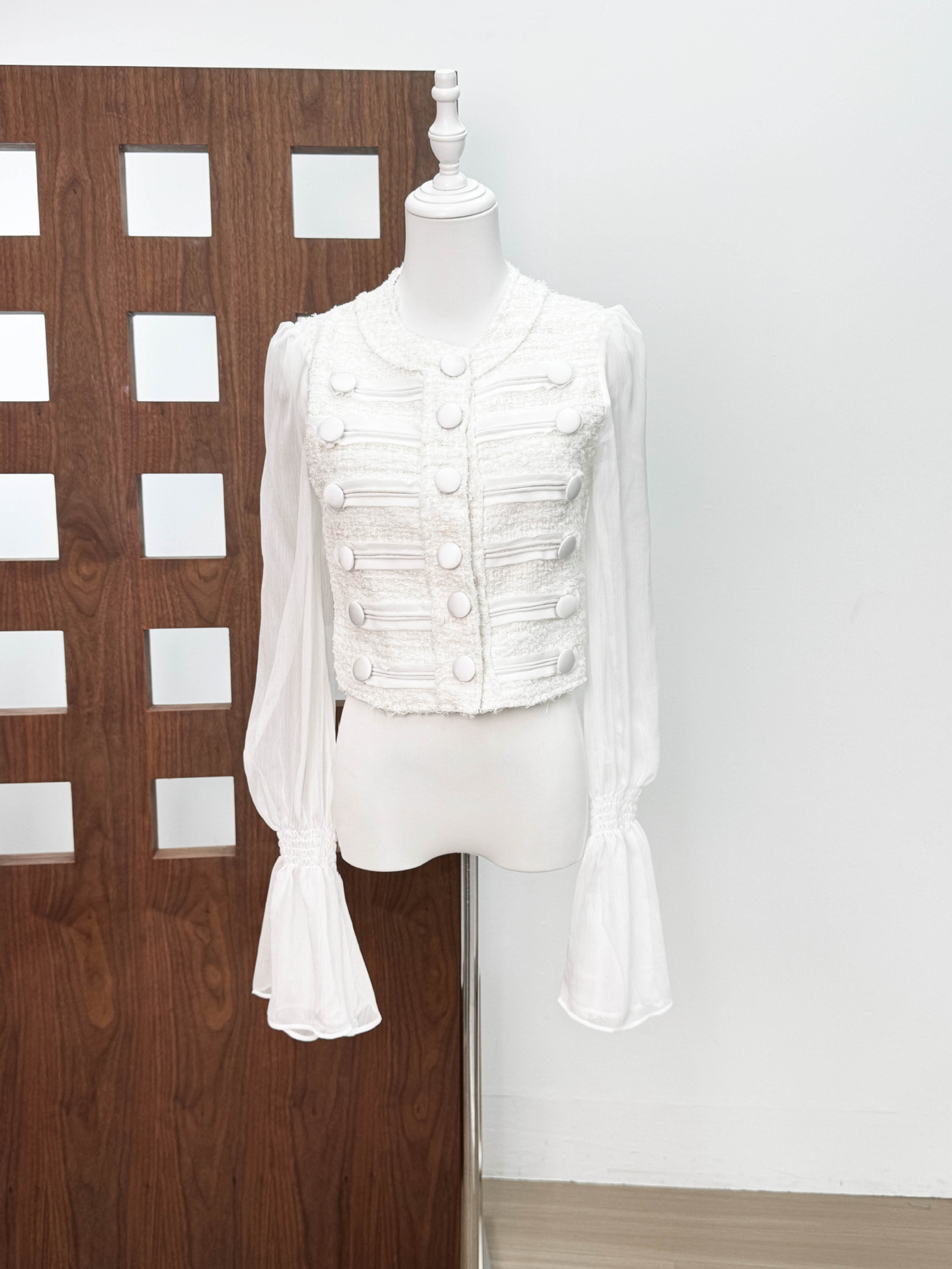 Retro suave oro pequeño viento fragante diseño de empalme negro sensación de malla cuerno manga corta chaqueta para mujeres otoño