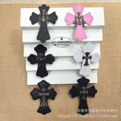 ファッションの流行の皮革の金属の十字の装飾は服の靴の帽子を貼って子供服のジーパンの服装の補助材料を包みます。