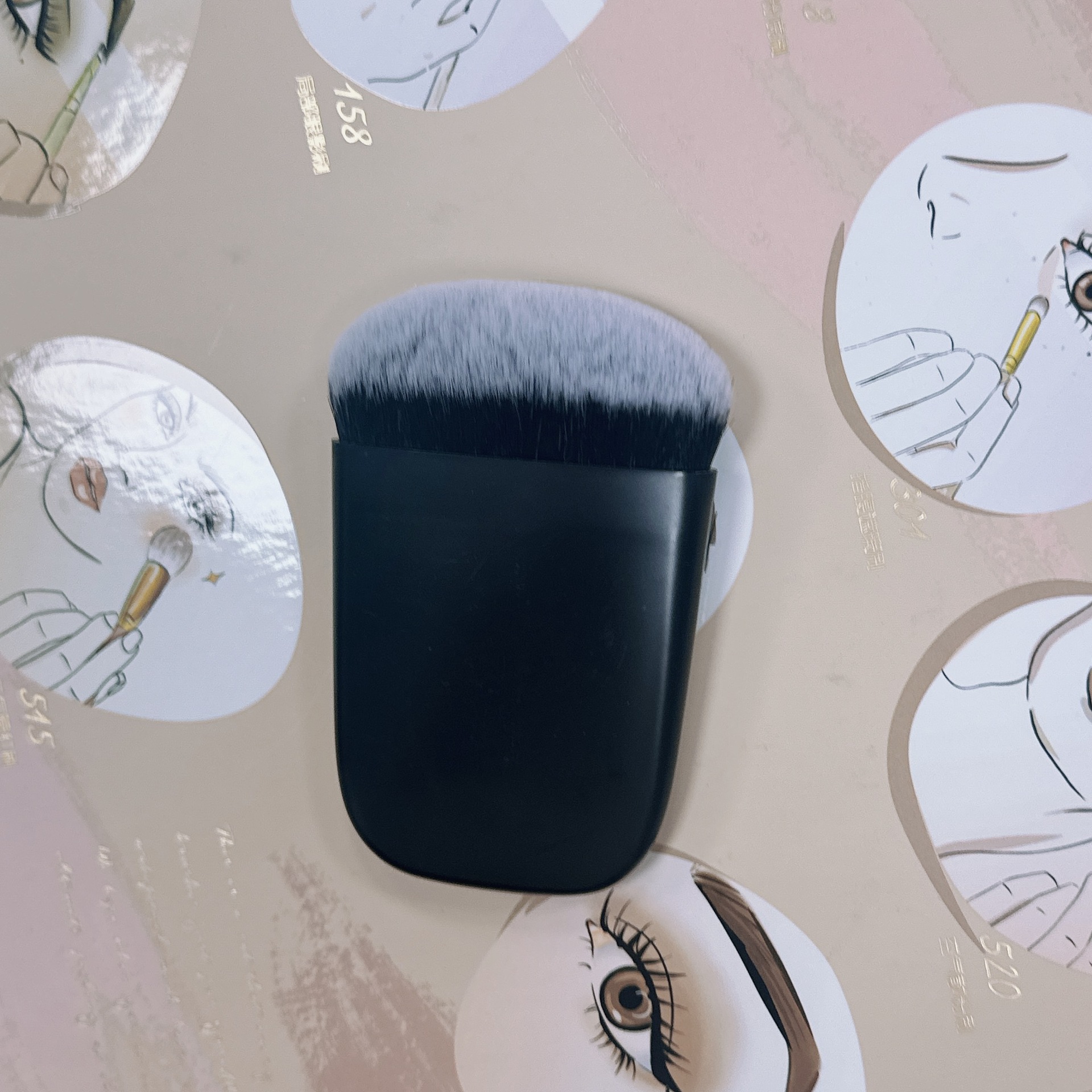 Nuevo pincel para rubor, pincel de maquillaje plano y pequeño, pincel de maquillaje multifuncional, cerdas súper suaves, lindo pincel de maquillaje rosa.