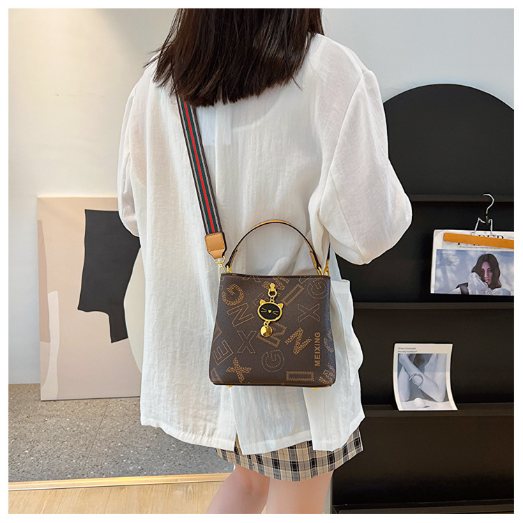 Frauen 2023 Neue Trendy Sommer High-End-Wasser Eimer Mode Alter Reduziert Umhängetasche Modische Handheld_voghion.com