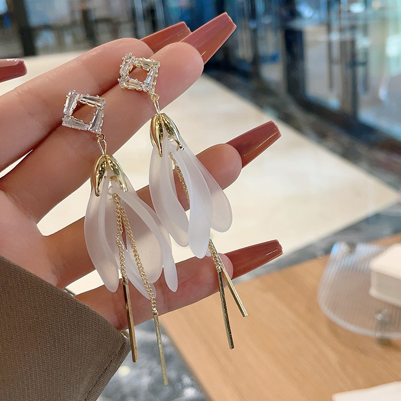 2024 Pendientes de borla de moda de nuevo estilo Pendientes largos de temperamento Pendientes de pétalo de espiga de circón con incrustaciones de súper hadas
