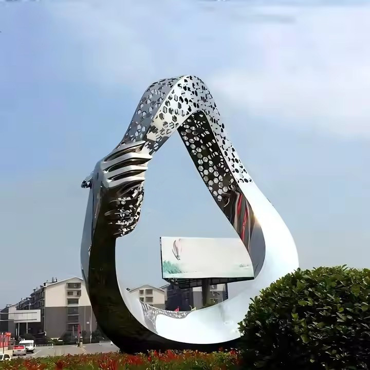 Скульптура знака из нержавеющей стали