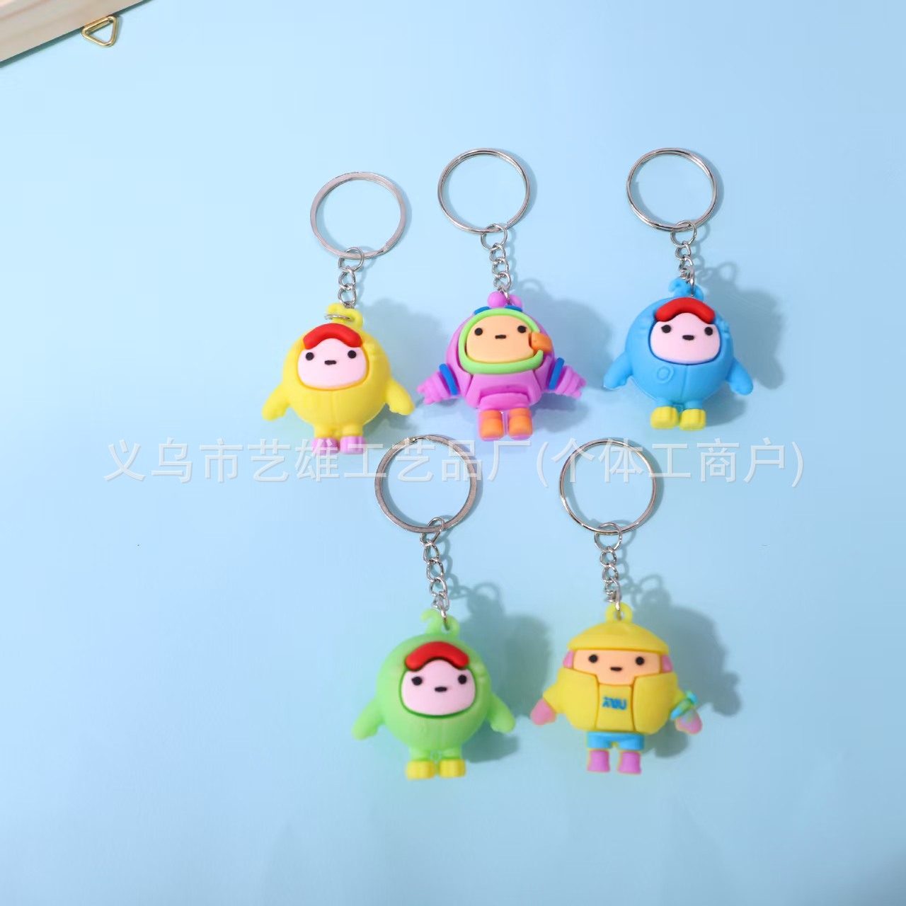 Nuevo estilo de dibujos animados de PVC huevo llavero de fiesta muñeca pequeña decoración creativa pegamento suave adorable colgante al por mayor