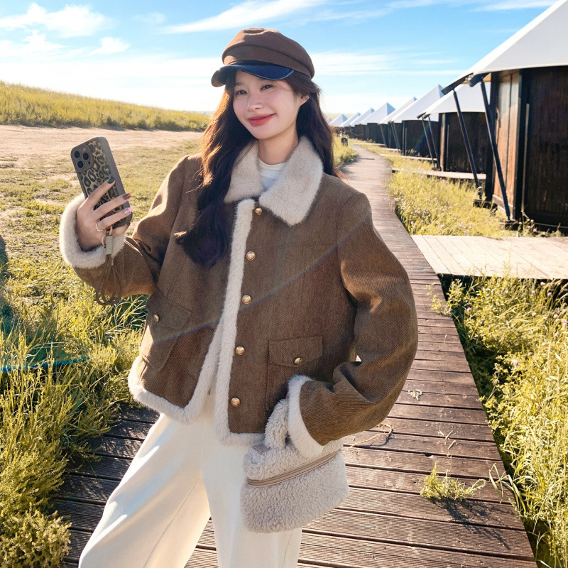 Real Shot of French-Style High-End Lapel down Jacket for Women, Winter 2026 New Model, Short White Duck down Coat with Plush Patchwork