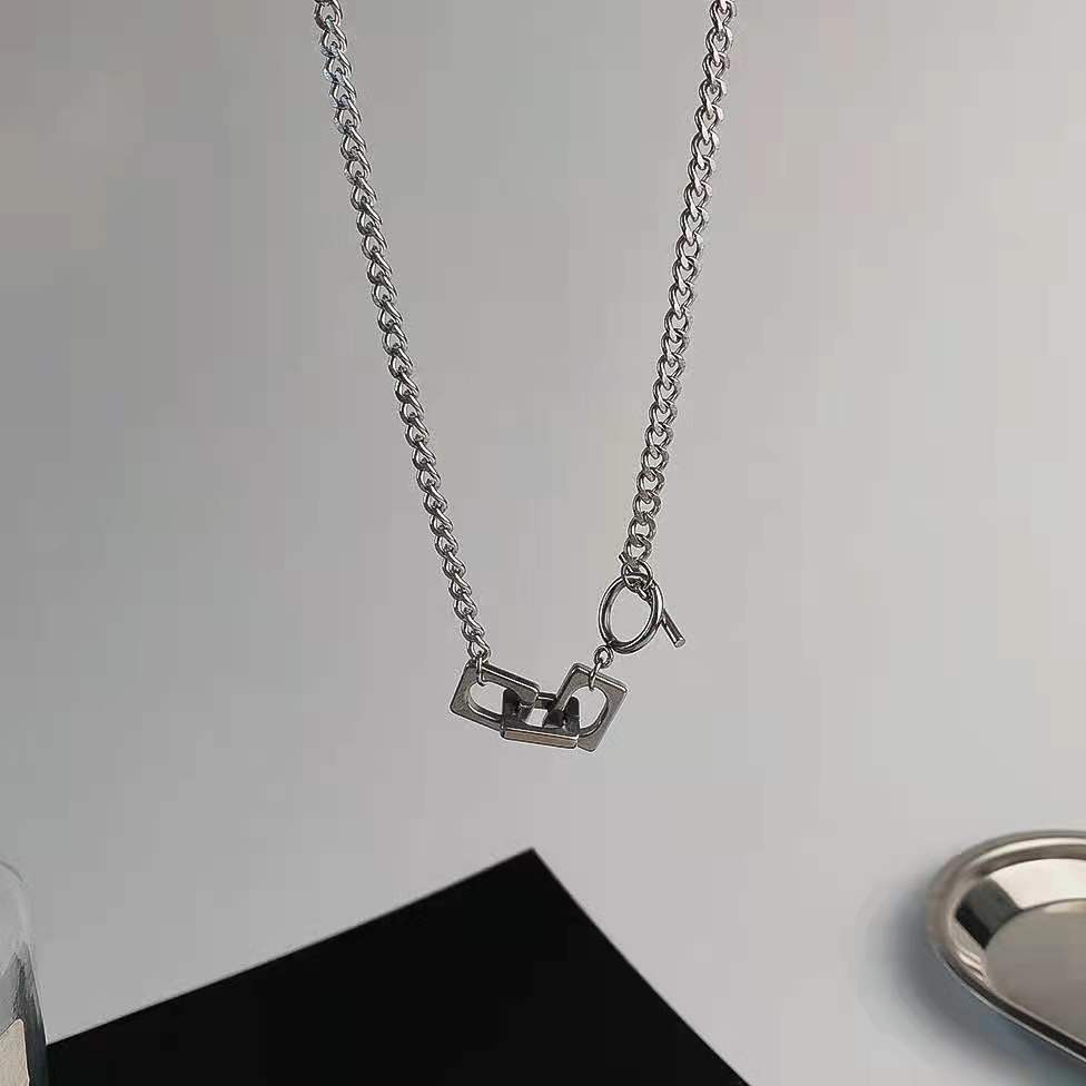 Colar quadrado com fivela OT de aço titânio neutro de gênero Han Chao com elementos de emenda hip-hop para homens e mulheres_voghion.com