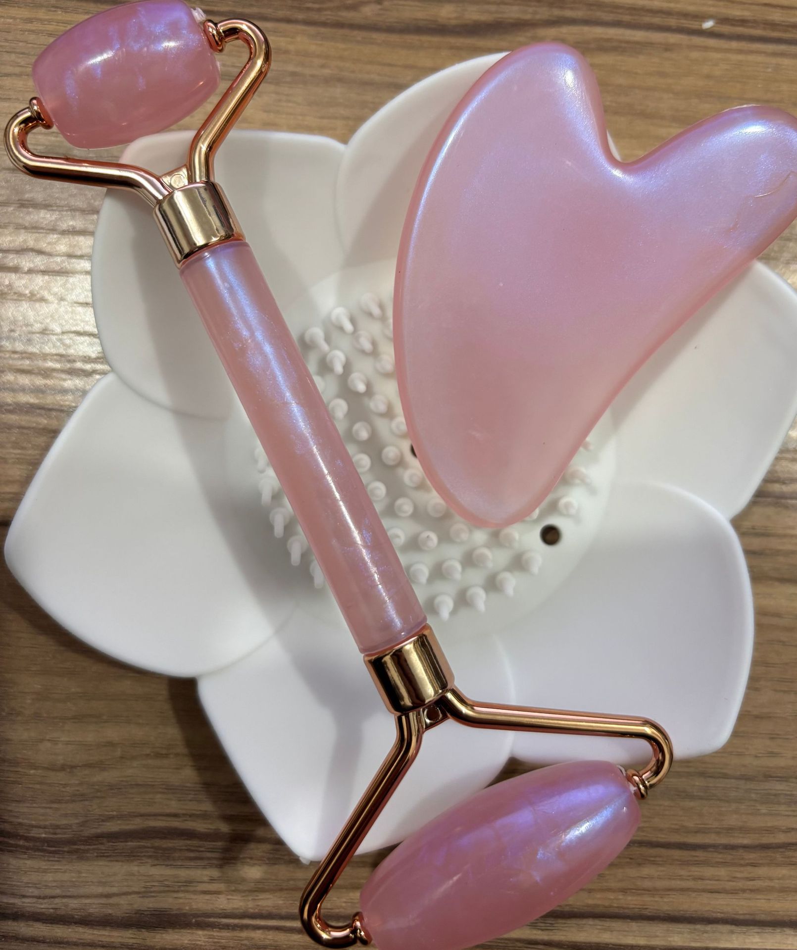 masajeador de rodillos de cristal de polvo en forma de corazón, masajeador de rodillos de doble cabeza, placa de belleza facial de cristal rosa