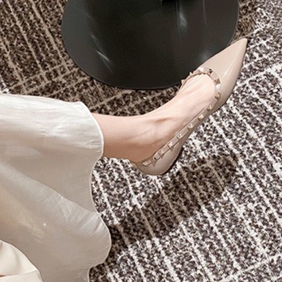 Aumentar la altura interior de los zapatos de talón pequeño de Marizhen mujeres primavera y verano de 2026 nuevos zapatos de remaches de cabeza puntiaguda y poco profunda