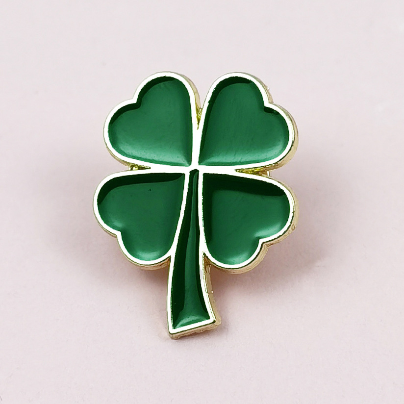 Lucky Clover Broche Aleación Gota Aceite Ropa Bolsos Pin Accesorios Chicas Joyas lindas Insignias al por mayor