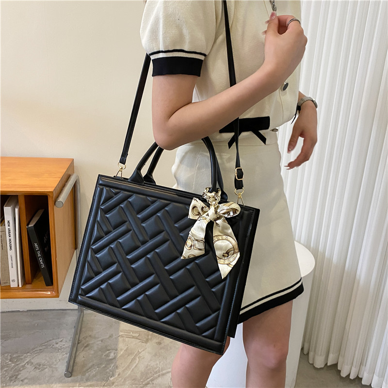 Fashionable and versatile women's bag 2023 summer new silk scarf handbag Bags feeling single shoulder diagonal armpit small square bag_voghion.com
