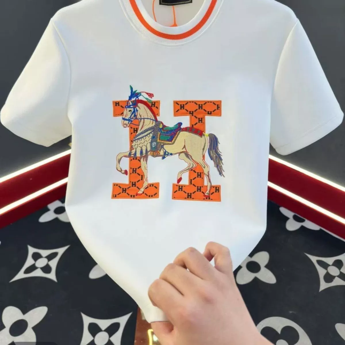 2025 новый стиль с круглым вырезом с вышивкой с короткими рукавами летняя мода для мужчин, повседневная пара легкая роскошная футболка, дикий топ