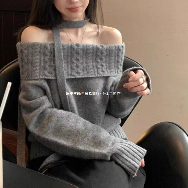Korean-style gray one-shoulder sweater for women, spring collection, with a sophisticated and loose fit, perfect for layering, and featuring a unique and beautiful knit design