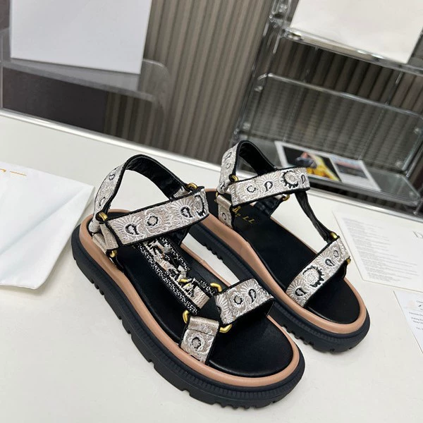 Весной и летом новые сандалии с липучкой