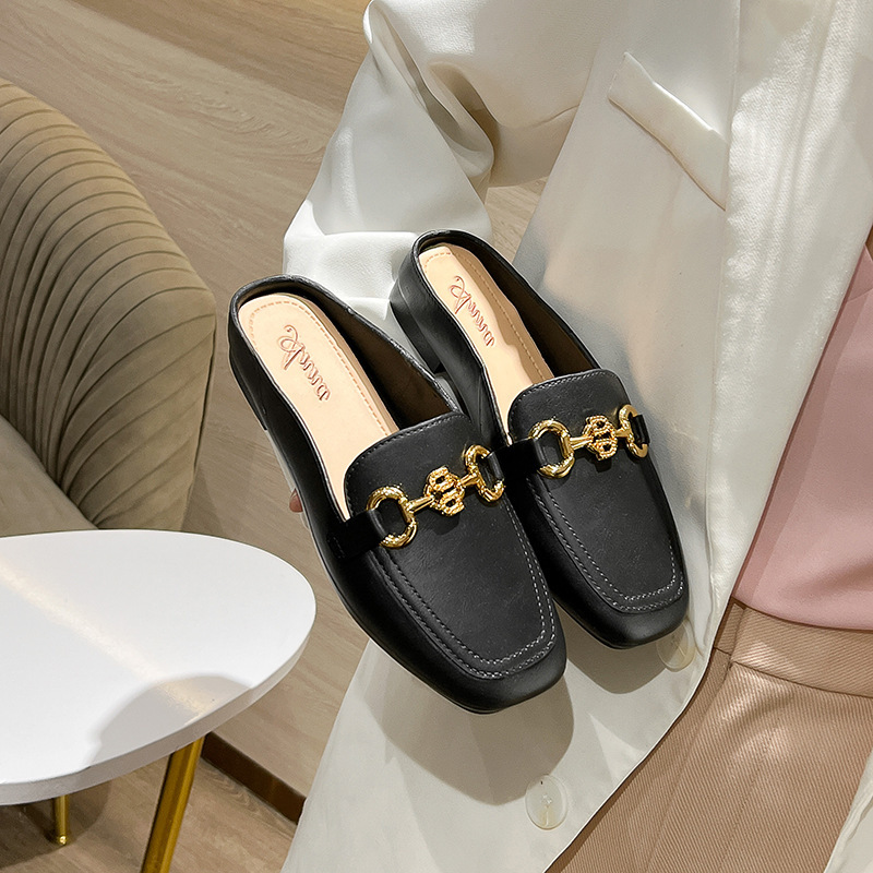 2026 nuevo tipo de hebilla de metal medio paquete de estilo coreano perezoso un pedaleo de moda simple zapatillas de mujer