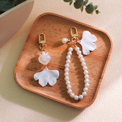 Retro Style Pearl Keychain INS Ginkgo Leaf Luminous Love Metal Keychain Mobile Phone Bag Pendant Wholesale
