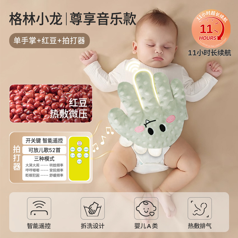 Bebé acariciando el sueño, tranquilizando las palmas, persuadiendo al bebé para que duerma, el bebé se acuesta, persuade al bebé para que se duerma y duerma, bofetada en febrero