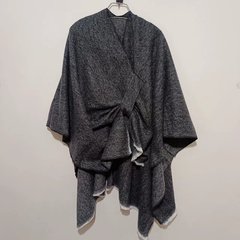 欧米の保温ストールの外は高級な男女と秋冬のファッション的な洋風の高級な新疆の青海西北の草原に乗ります。