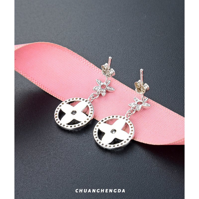 S925 diamante de plata dulce afortunado pendientes de tetrafolia pendientes de orejas para mujeres nuevos japoneses y coreanos temperamento de moda joyas pendientes