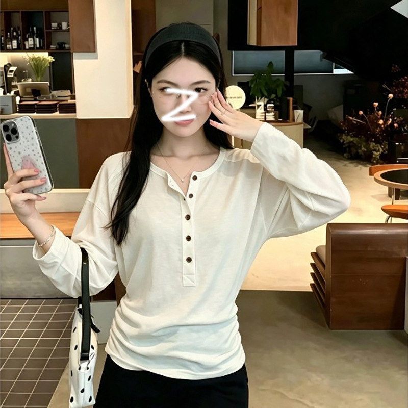Lazy-style batwing sleeve Henley collar T-shirt for women, long-sleeved, with a pleated design, a unique and slimming fit, perfect for spring and autumn Lazy-style batwing sleeve Henley collar T-shirt for women, long-sleeved, with a pleated design, a unique and slimming fit, perfect for spring and autumn