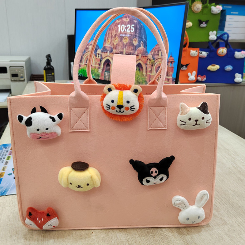 赤ちゃんの満月の子供の漫画の手提げの贈り物の袋の満1歳の誕生日のお土産の包装の箱のフェルトの包みのお土産の袋|undefined