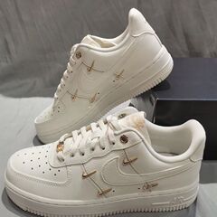 エアフォースワン 4フック ヒョナと同じスタイル ホワイト パウダー ブルー スモール ゴールド フック カップル 高価値 ファッション カジュアル シューズ 莆田靴