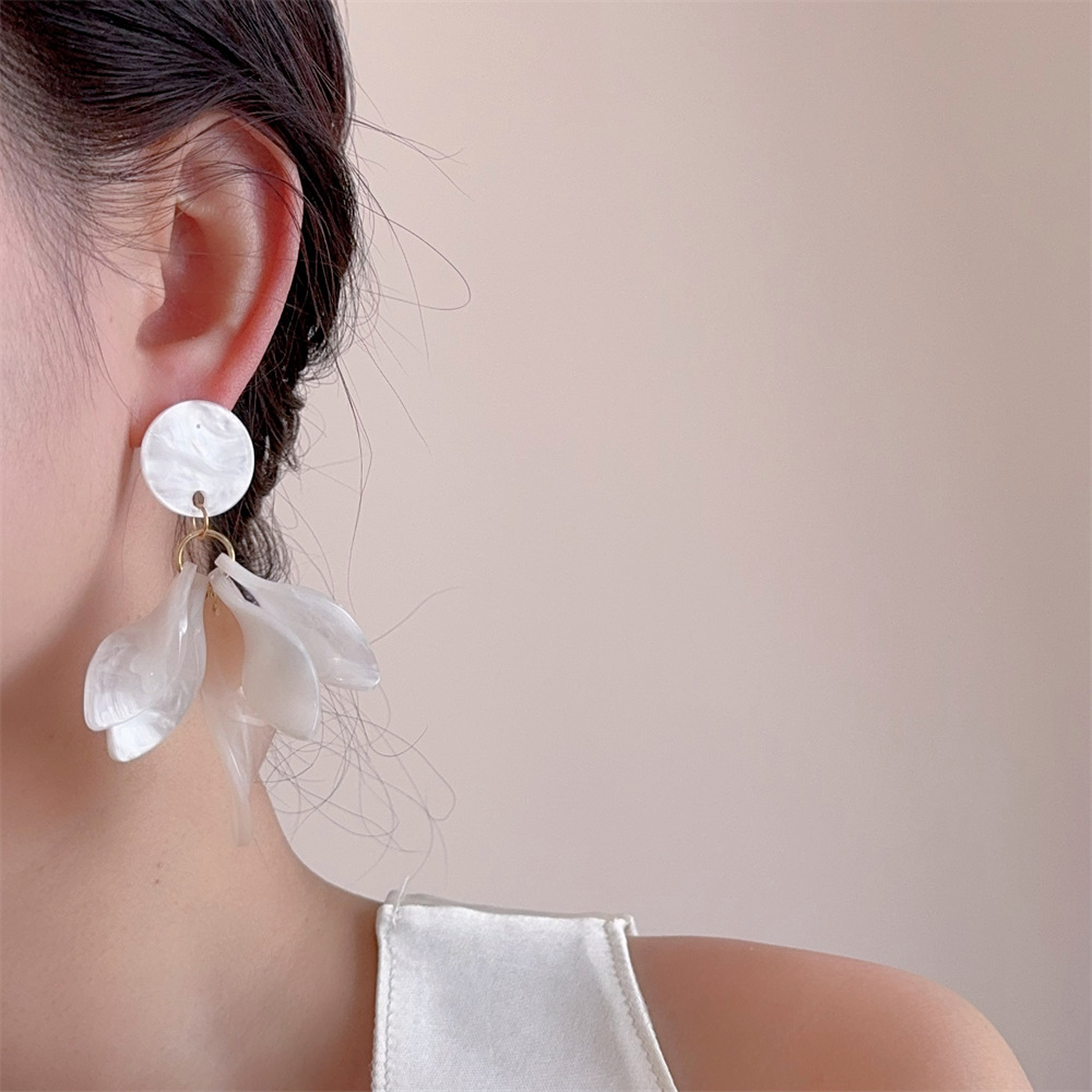 18g Weight Copper Alloy Ear Needle Material Drop Earrings Classification 1 Pair Quantity Daily Occasion Acrylic Material Petal Pattern Women's Gender Retro, Sweet Style Polishing Craft 1 Pair Retro Sweet Petal Polishing Acrylic Drop Earrings 无